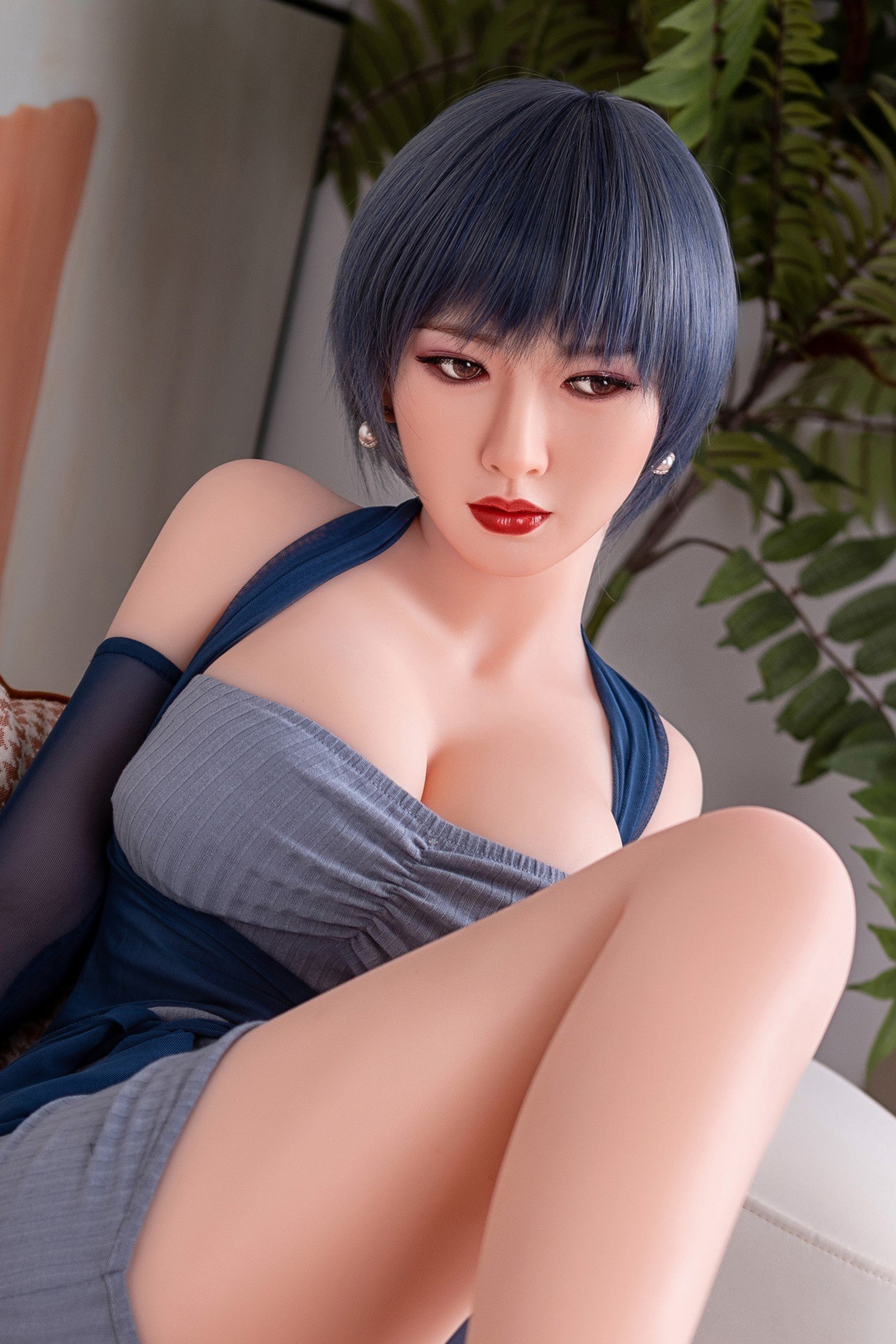 Euniq Short-Hair Hybrid Doll with Grey Styling – 54 – Additional product view