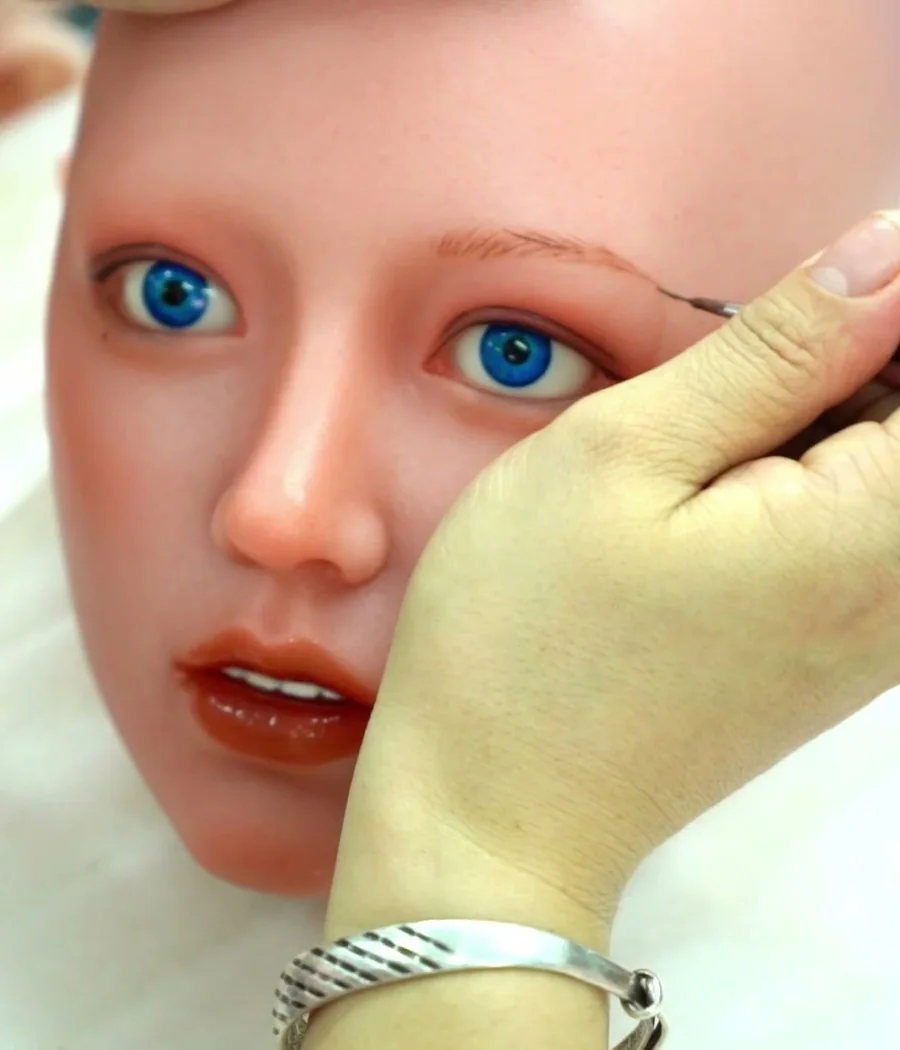 Supplier facial finishing with a makeup brush